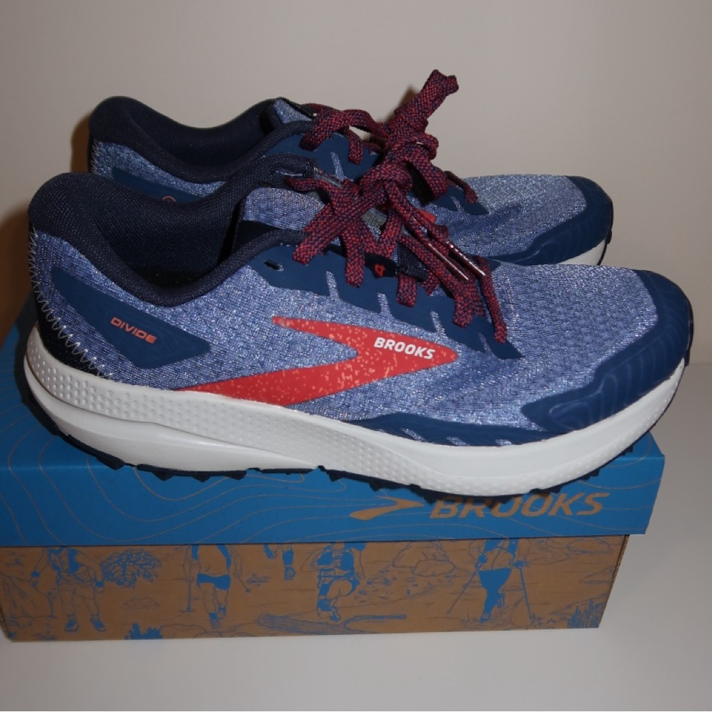 Brooks Divide 4 Light Trail NWT💙